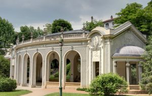 Von alters her sind die Thermes de Vichy die über alle Landesgrenzen hinaus bekanntesten Sehenswürdigkeiten der Stadt Vichy. (#2)