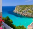 Glückshotel Menorca buchen: hier im Bild die Cala Porta mit ihrem türkisblauen Wasser