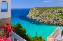 Glückshotel Menorca buchen: hier im Bild die Cala Porta mit ihrem türkisblauen Wasser