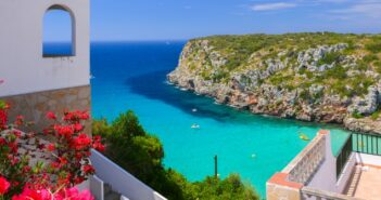 Glückshotel Menorca buchen: hier im Bild die Cala Porta mit ihrem türkisblauen Wasser