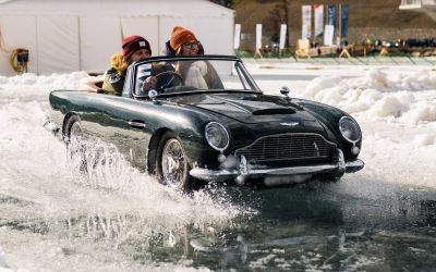 Der Aston Martin DB5 Junior bietet Autofans auf dem Internationalen Concours of Elegance in St. Moritz eine unterhaltsame Little Car Ice Driving Experience. (Foto: The Little Car Company / Ben Lewis)
