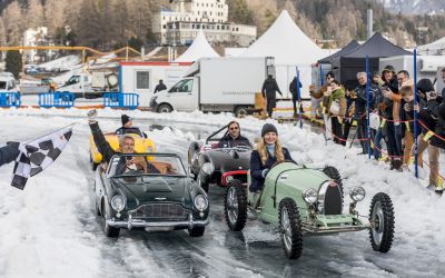 Klassiker auf Kufen: Bugatti Baby II, Aston Martin DB5 Junior und Ferrari Testa Rossa J auf dem Eisparcour (Foto: <Fotograf oder Unternehmen>)