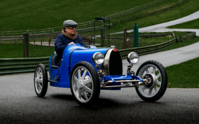 In der UK Bugatti Baby II Championship treten kleine Nachbildungen des berühmten Bugatti Rennwagens gegeneinander an. Der Wettbewerb wird in Großbritannien ausgetragen und bietet jungen Fahrern die Chance, ihr Talent zu beweisen. Es gibt tolle Preise für die Gewinner und die Möglichkeit, ihre Rennkarriere weiter voranzutreiben. (Foto: The Little Car Company)