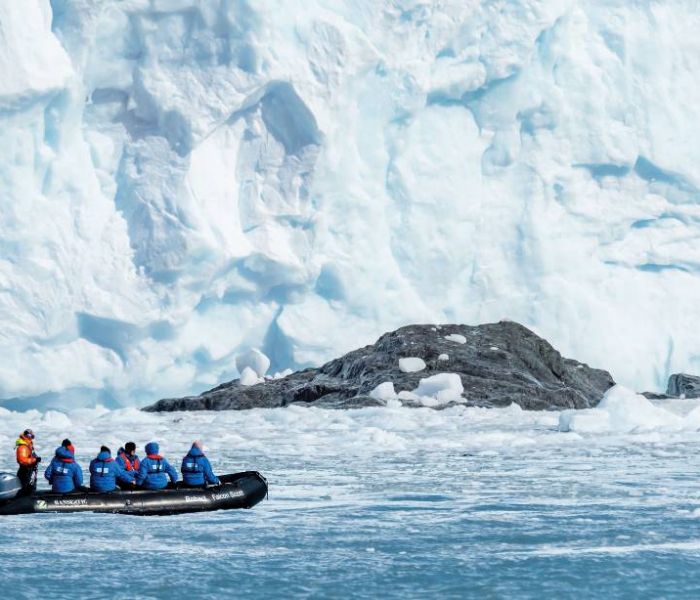 Durch 17 an Bord befindliche Zodiac-Schlauchboote sind Anlandungen in entlegenen Expeditionsgebieten auch ohne Hafen möglich. (Foto: Hapag-Lloyd Cruises)