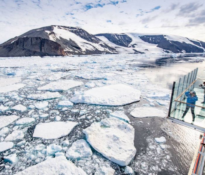 Mit den zwei ausfahrbaren gläsernen Balkonen kann man die Natur hautnah erleben. (Foto: Hapag-Lloyd Cruises)