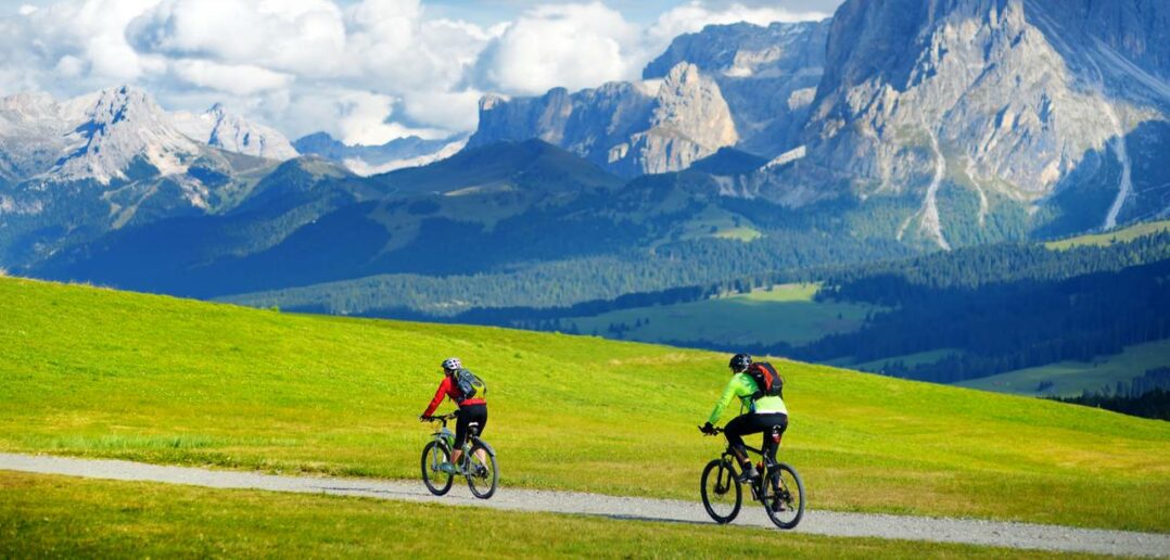 Erleben Sie die Traumlandschaft der Seiser Alm auf einer Radtour! (Foto: Adobe Stock- MNStudio)