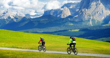 Erleben Sie die Traumlandschaft der Seiser Alm auf einer Radtour! (Foto: Adobe Stock- MNStudio)