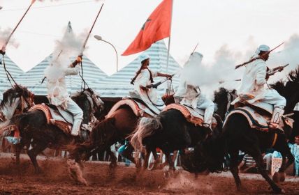 Tbourida in Marokko: UNESCO-erbe, Pferdespektakel und kulturelle Disziplin (Foto: AdobeStock - youness fakoiallah - 286159852)